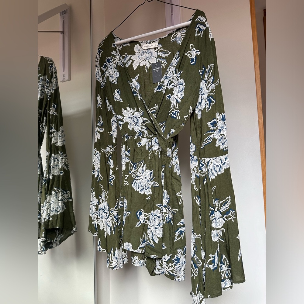 NWT Abercrombie Playsuit in Green Floral Bell Sleeve Size Small